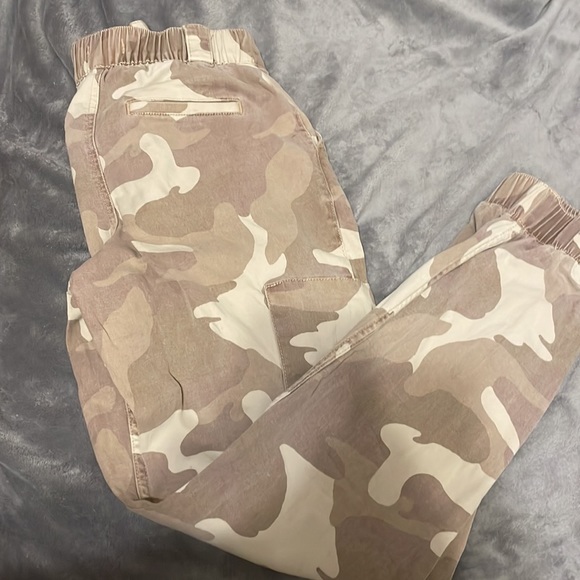 Hollister camo print joggers ultra high rise size x-small zipper accents pockets - Picture 4 of 6